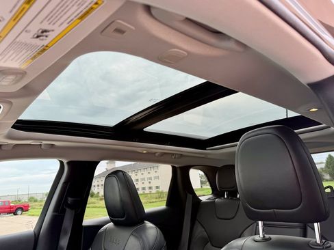 Used 2019 Jeep Cherokee Limited AWD/4WD image 30