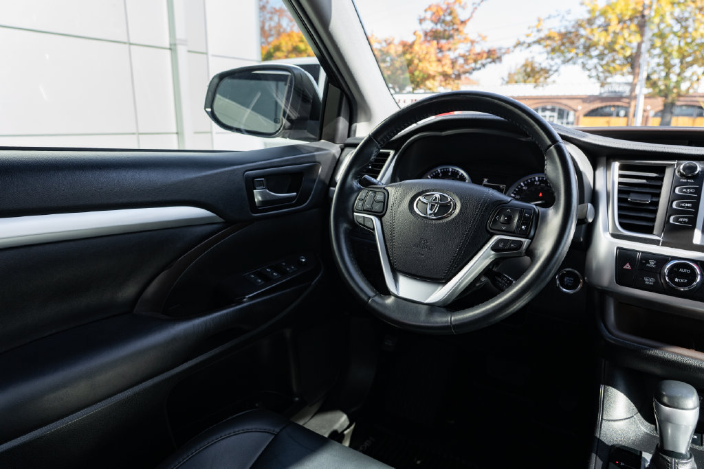 Used 2019 Toyota Highlander XLE AWD/4WD image 12