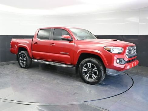 Used 2016 Toyota Tacoma TRD Sport w/ Towing Package RWD image 3