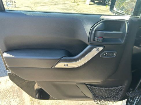 Used 2015 Jeep Wrangler Unlimited Rubicon w/ Connectivity Group image 7