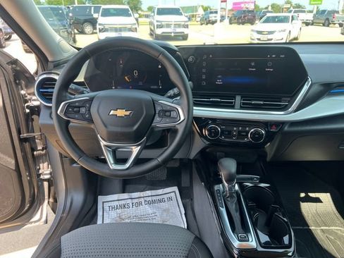 Used 2025 Chevrolet Trax LT w/ Driver Confidence Package FWD image 17