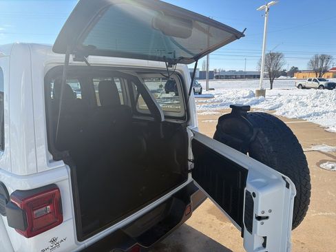 Used 2021 Jeep Wrangler Unlimited Sahara image 28