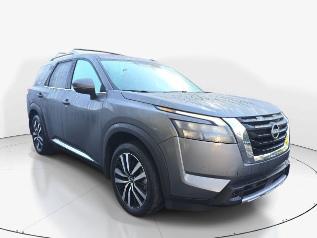 Used 2025 Nissan Pathfinder Platinum FWD image 3