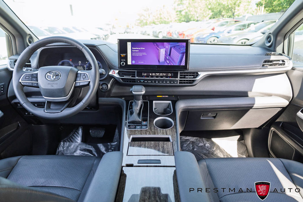 Used 2025 Toyota Sienna Platinum AWD/4WD image 44
