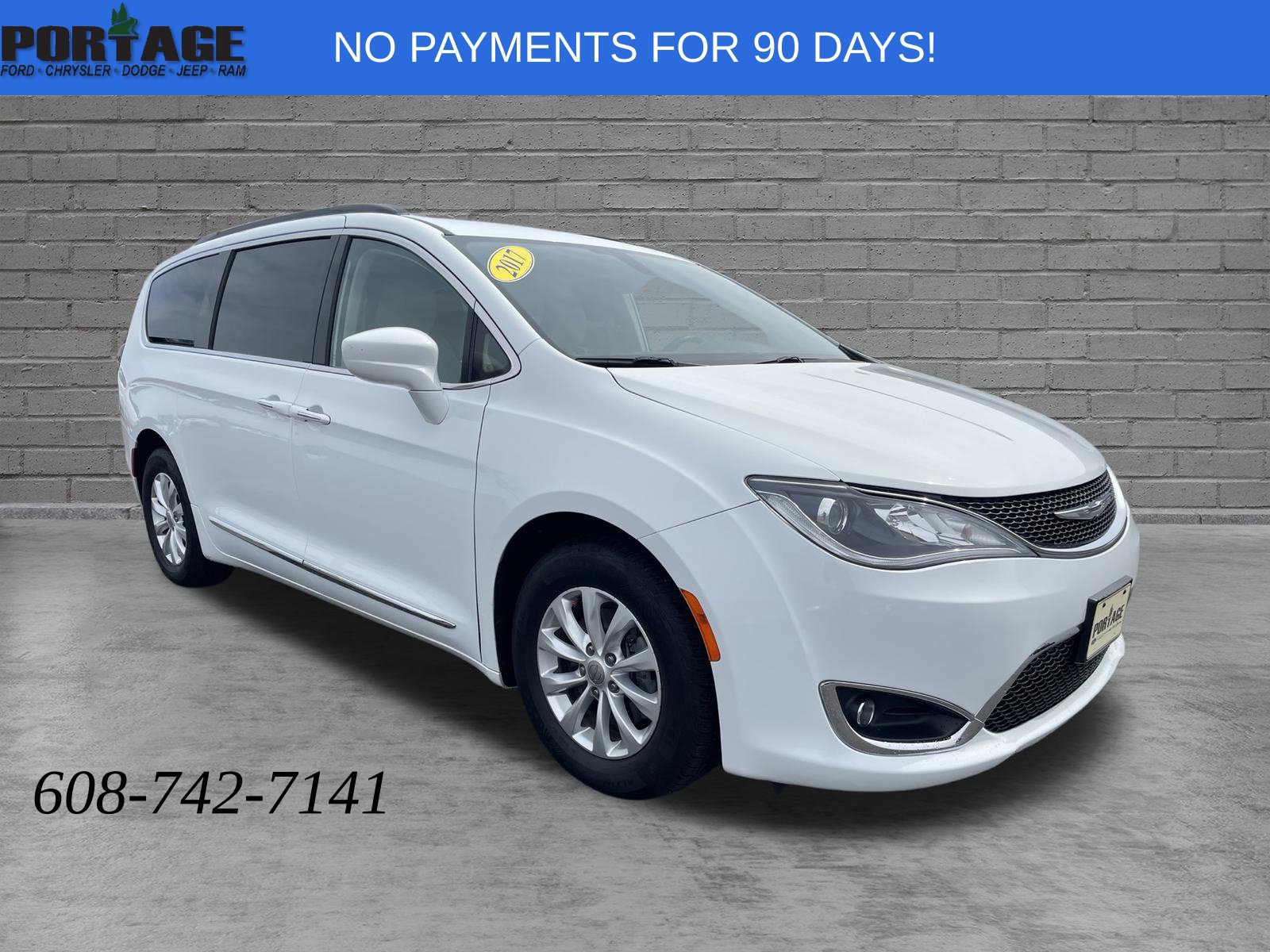 Used 2017 Chrysler Pacifica Touring-L FWD image 1
