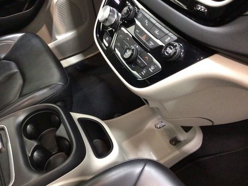 Used 2023 Chrysler Pacifica Touring-L FWD image 34