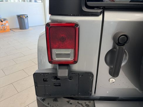 Used 2017 Jeep Wrangler Unlimited Sahara image 8