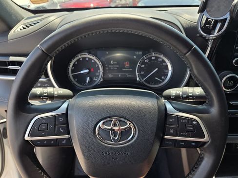 Used 2022 Toyota Highlander XSE FWD image 30