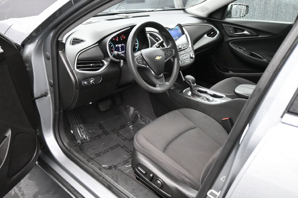 Used 2023 Chevrolet Malibu LT FWD image 2