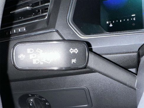 Used 2022 Volkswagen Tiguan SE image 32