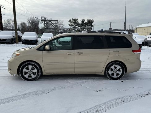 Used 2012 Toyota Sienna LE image 5