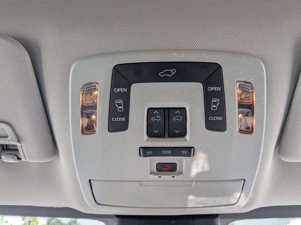 Used 2025 Toyota Sienna XLE w/ XLE Plus Package FWD image 24