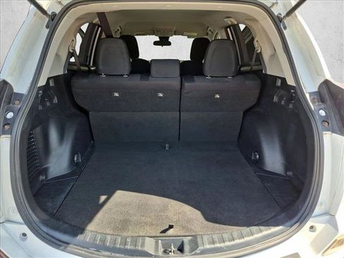 Used 2018 Toyota RAV4 LE FWD image 6