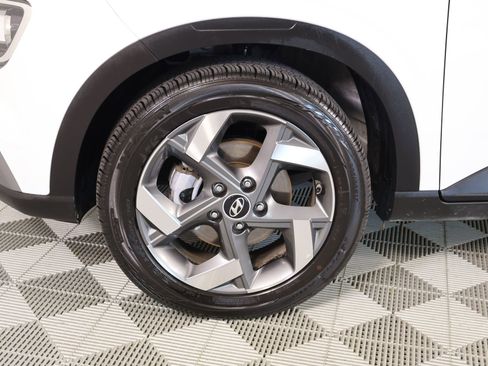 Used 2025 Hyundai Venue SEL FWD image 17