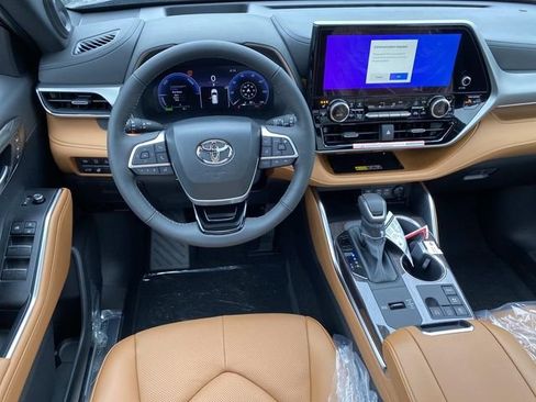 New 2026 Toyota Highlander Platinum AWD/4WD image 10