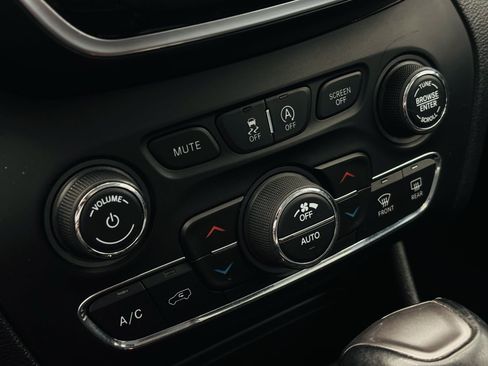 Used 2020 Jeep Cherokee Limited FWD image 60