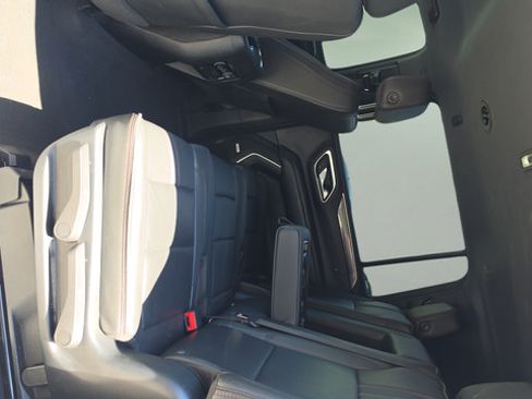 Used 2021 Chevrolet Suburban RST AWD/4WD image 34