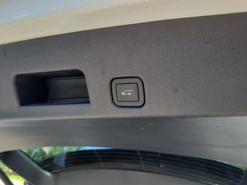 Used 2024 GMC Acadia Elevation w/ Luxury Package FWD image 11
