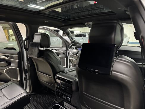 Used 2024 Jeep Wagoneer Series II image 11