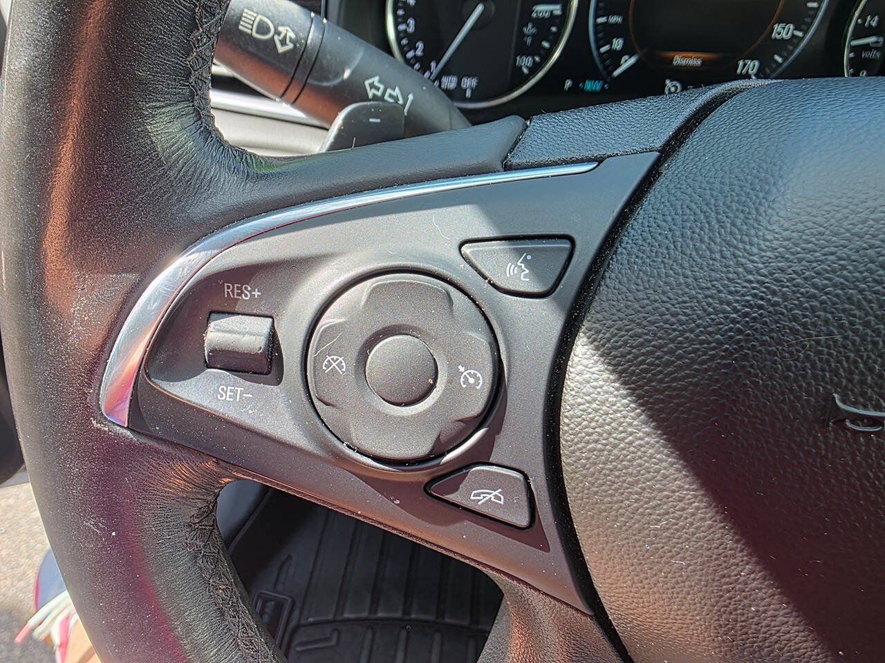 Used 2018 Buick LaCrosse Essence FWD image 19
