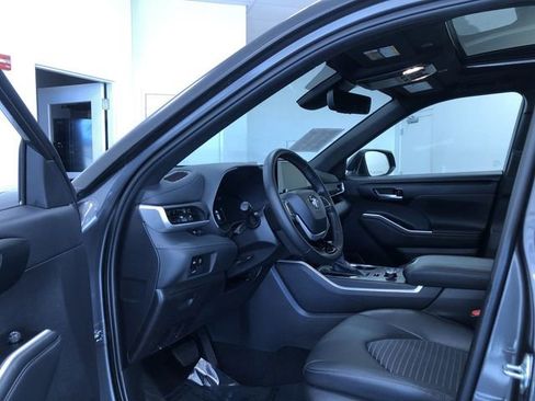 Used 2025 Toyota Highlander XSE AWD/4WD image 11