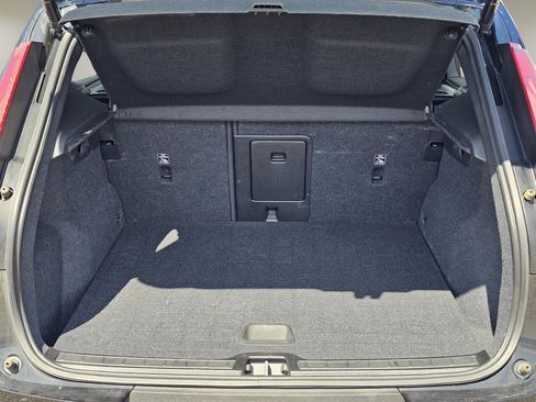 Used 2023 Volvo XC40 B5 Core image 11