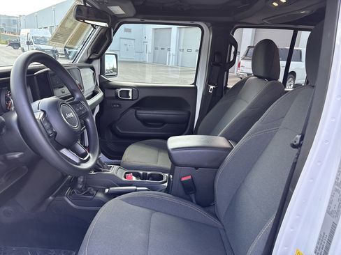 Used 2025 Jeep Gladiator Sport AWD/4WD image 18