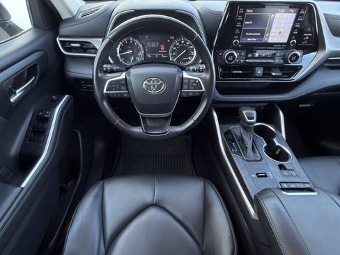 Used 2022 Toyota Highlander XLE FWD image 11