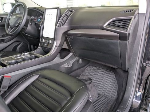 Used 2024 Ford Edge SEL w/ Convenience Package image 3