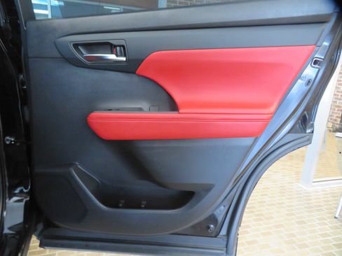 Used 2021 Toyota Highlander XSE image 22