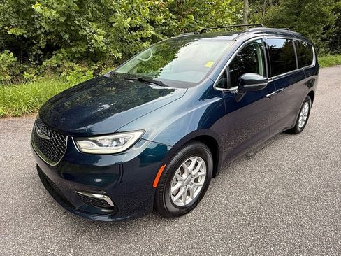 Used 2022 Chrysler Pacifica Touring-L FWD image 2