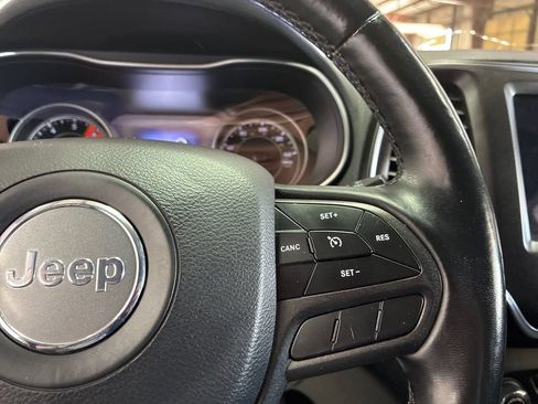 Used 2019 Jeep Cherokee Trailhawk w/ Cold Weather Group AWD/4WD image 13