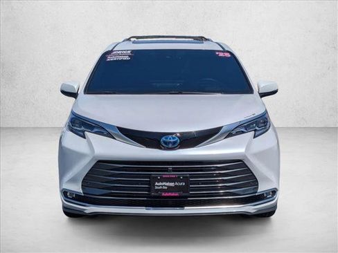 Used 2025 Toyota Sienna Platinum AWD/4WD image 2