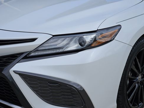 Used 2021 Toyota Camry XSE image 11