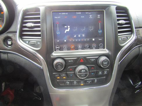 Used 2018 Jeep Grand Cherokee Overland AWD/4WD image 27