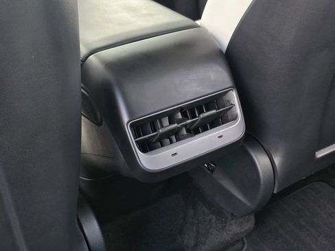 Used 2022 Tesla Model Y Long Range AWD/4WD image 32