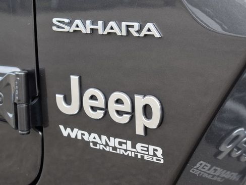 Used 2022 Jeep Wrangler Unlimited Sahara w/ LED Lighting Group AWD/4WD image 7