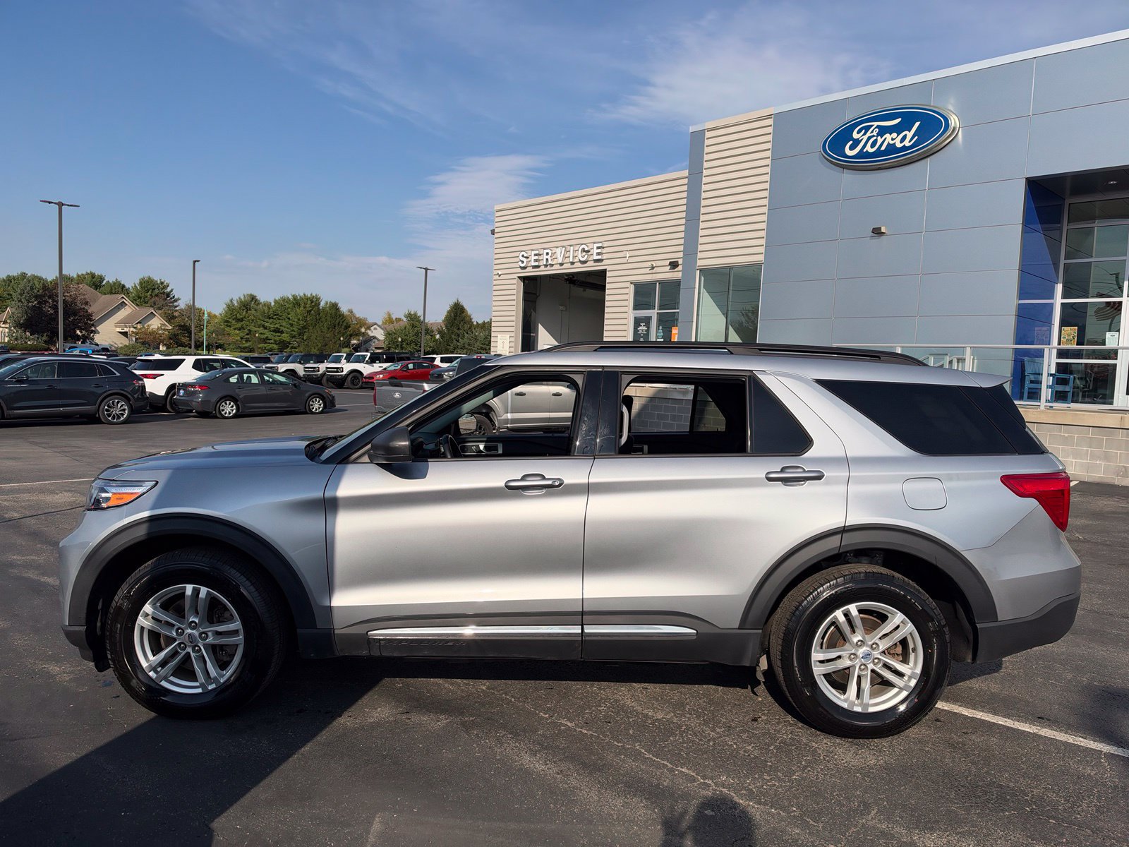 Used 2023 Ford Explorer XLT w/ Class IV Trailer Tow Package AWD/4WD image 3