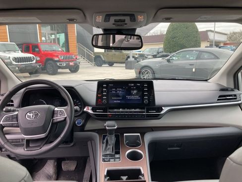 Used 2024 Toyota Sienna XLE image 23