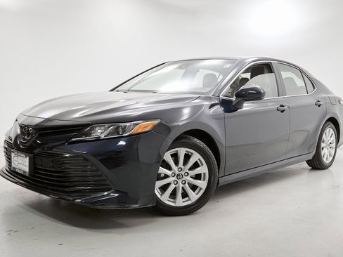 Used 2018 Toyota Camry LE image 2