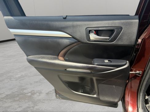 Used 2019 Toyota Highlander XLE AWD/4WD image 27