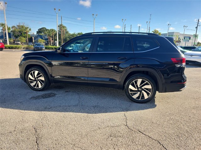 Used 2024 Volkswagen Atlas SE w/ Panoramic Sunroof Package FWD image 6
