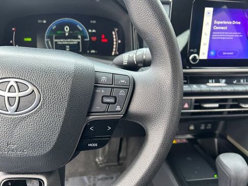 Used 2025 Toyota Camry LE image 5