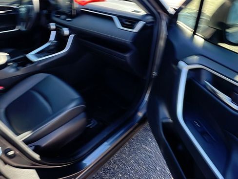 Used 2020 Toyota RAV4 XLE Premium image 18