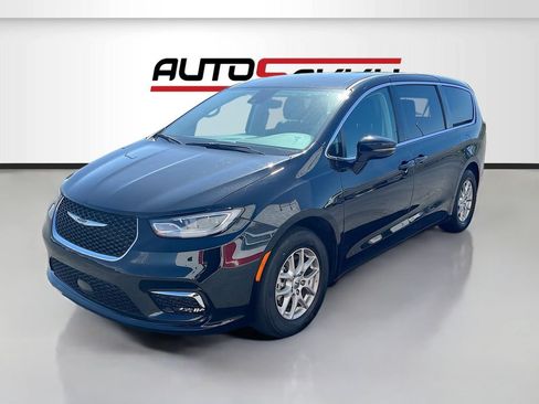 Used 2024 Chrysler Pacifica Touring-L FWD image 3