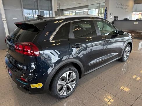 Used 2022 Kia Niro EX FWD image 3