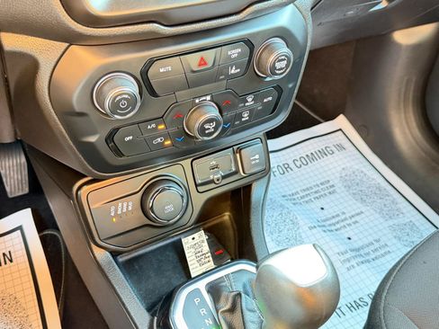 Used 2021 Jeep Renegade Latitude AWD/4WD image 22