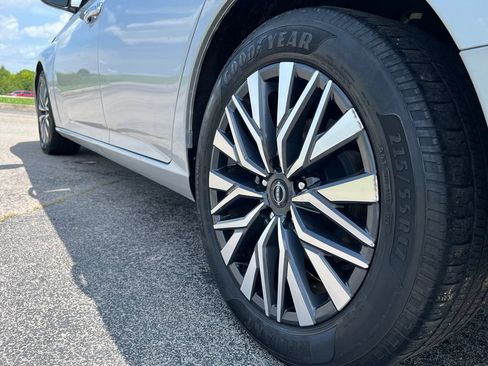 Used 2023 Nissan Altima 2.5 SV FWD image 14