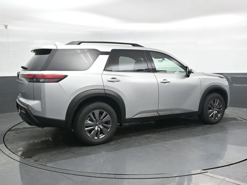 Used 2025 Nissan Pathfinder SV FWD image 2