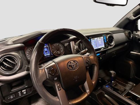 Used 2017 Toyota Tacoma TRD Off-Road w/ Premium & Technology Package image 7